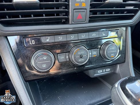 Used 2024 Volkswagen Jetta SE w/ Panoramic Sunroof Package FWD image 20