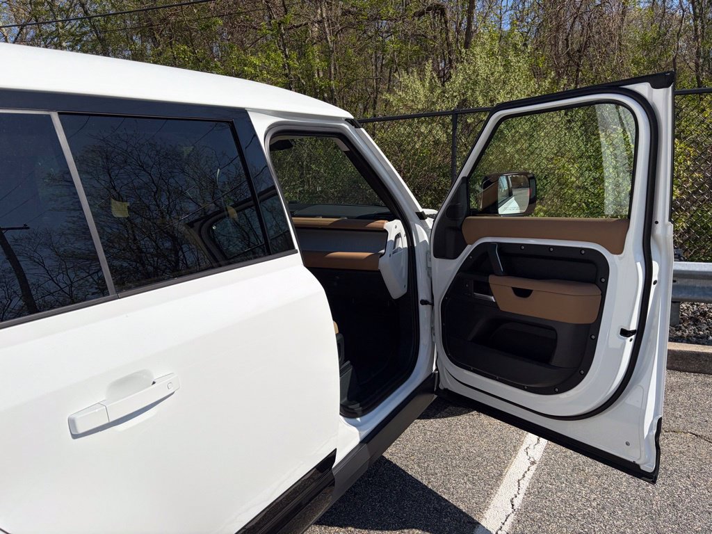 New 2025 Land Rover Defender 110 X-Dynamic SE AWD/4WD image 14