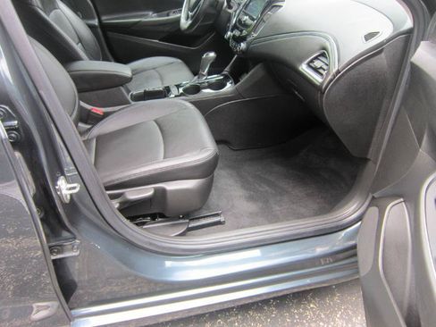 Used 2018 Chevrolet Cruze Premier FWD image 8