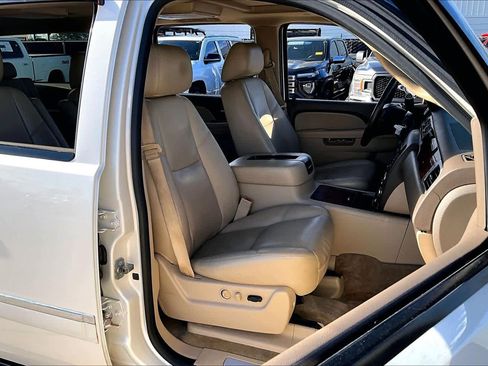 Used 2014 Chevrolet Suburban LTZ image 8