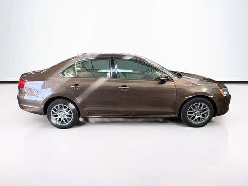 Used 2011 Volkswagen Jetta SE FWD image 4