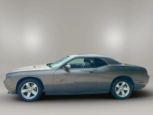 Used 2010 Dodge Challenger SE RWD image 5