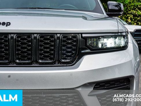 Used 2025 Jeep Grand Cherokee Altitude AWD/4WD image 11