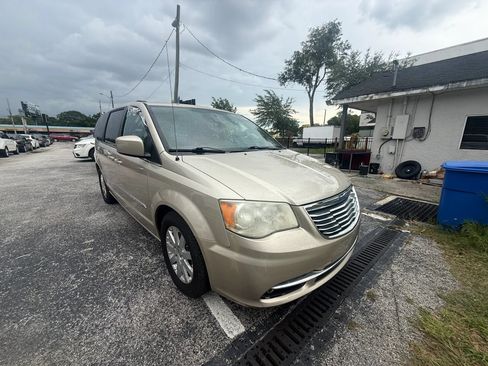Used 2014 Chrysler Town & Country Touring FWD image 1