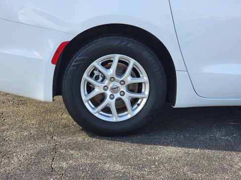 Used 2022 Chrysler Pacifica Touring-L image 10