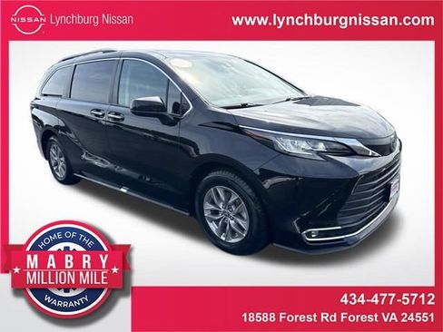 Used 2023 Toyota Sienna XLE FWD image 1