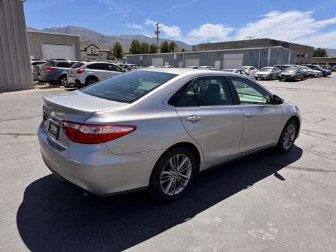 Used 2016 Toyota Camry SE FWD image 3