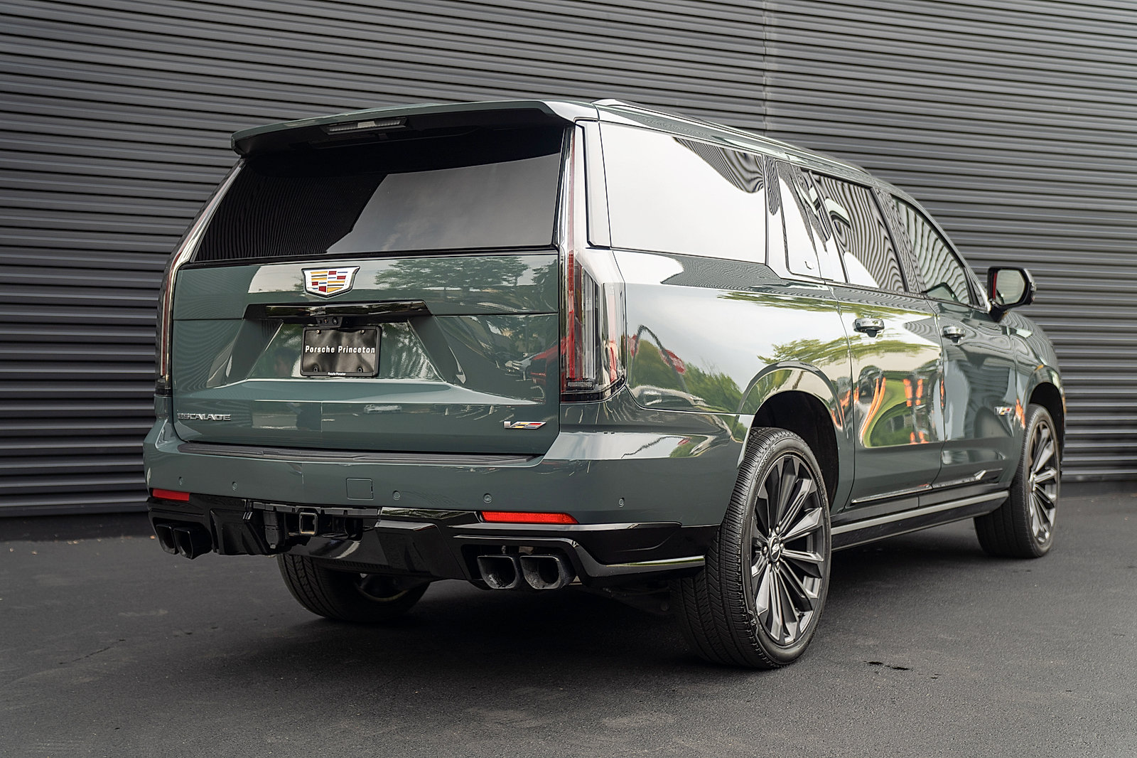Used 2025 Cadillac Escalade ESV V AWD/4WD image 30