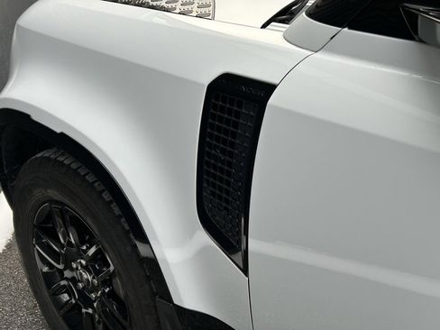 Used 2024 Land Rover Defender 90 X-Dynamic SE image 16