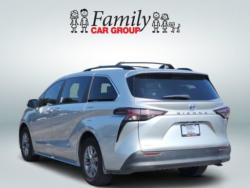 Used 2025 Toyota Sienna XLE FWD image 3