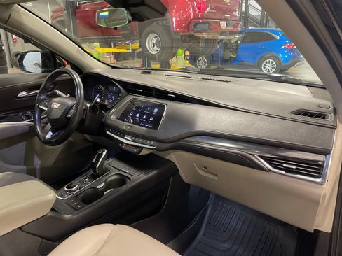 Used 2020 Cadillac XT4 Luxury w/ Cold Weather Package FWD image 18