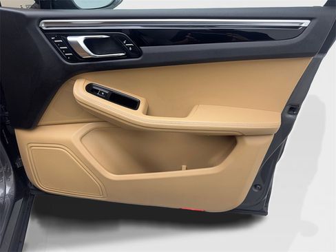 Used 2018 Porsche Macan image 47