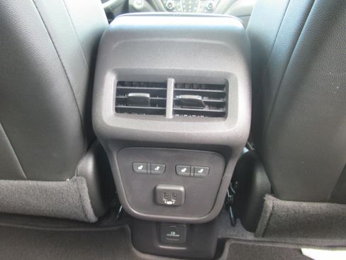 Used 2024 Chevrolet Equinox Premier FWD image 31