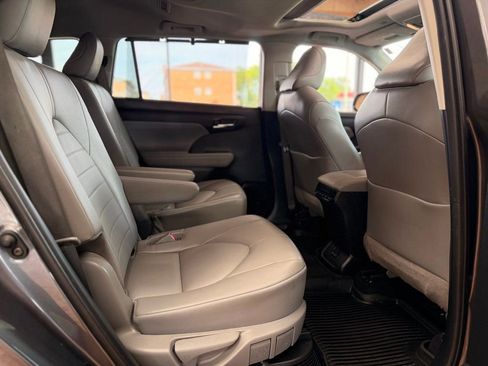 Used 2022 Toyota Highlander XLE FWD image 24