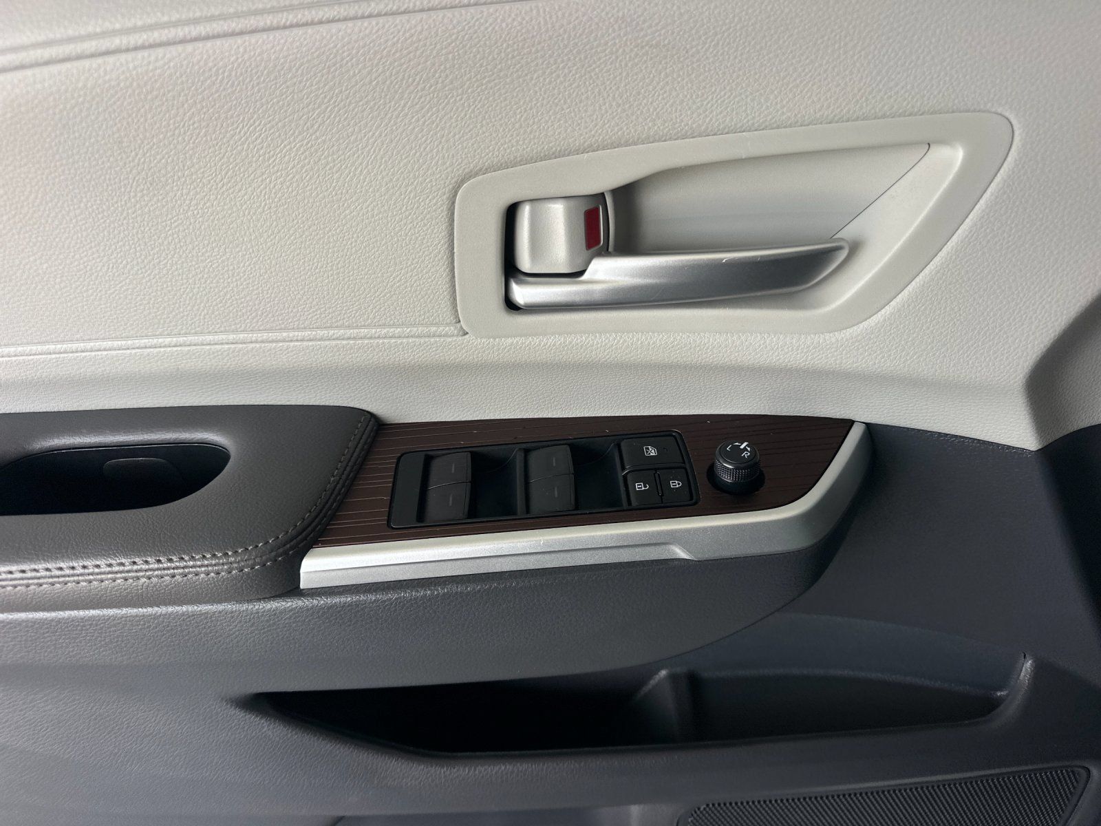 Used 2024 Toyota Sienna XLE FWD image 10