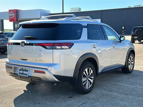 Used 2023 Nissan Pathfinder SL image 8