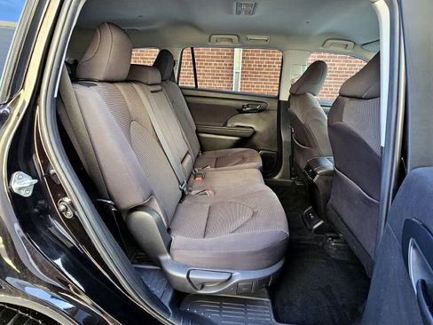 Used 2020 Toyota Highlander LE image 9