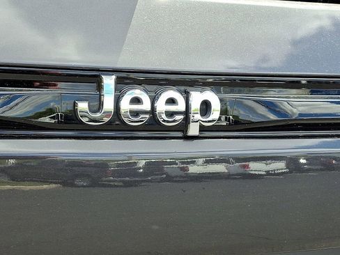 Used 2022 Jeep Grand Cherokee Limited AWD/4WD image 33