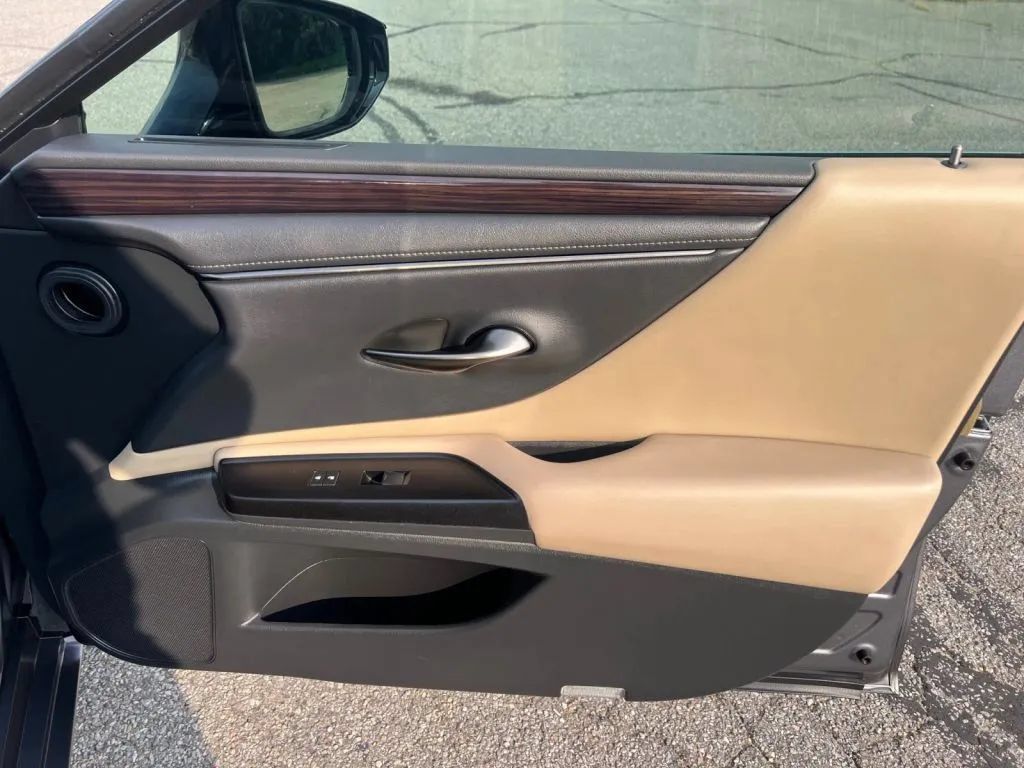 Used 2019 Lexus ES 350 w/ Premium Package FWD image 18