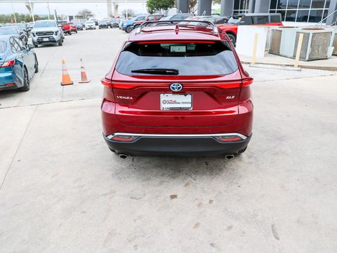 Certified 2024 Toyota Venza XLE image 8