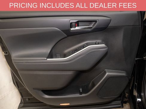 Used 2022 Toyota Highlander XLE AWD/4WD image 14