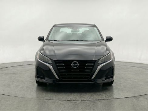 Used 2025 Nissan Altima 2.5 SV FWD image 2