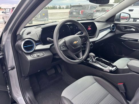 Used 2025 Chevrolet Trax LT FWD image 31