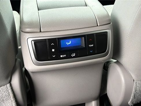 Used 2017 Toyota Highlander LE w/ Carpet Mat Package image 12