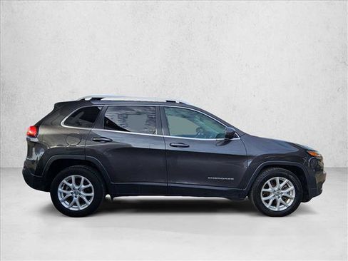 Used 2017 Jeep Cherokee Latitude image 4