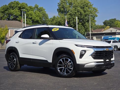 Used 2025 Chevrolet TrailBlazer LT FWD image 2