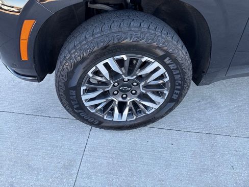 Used 2025 Chevrolet Suburban Z71 image 8