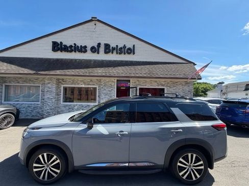 Used 2023 Nissan Pathfinder Platinum w/ Lighting Package (N93) AWD/4WD image 9