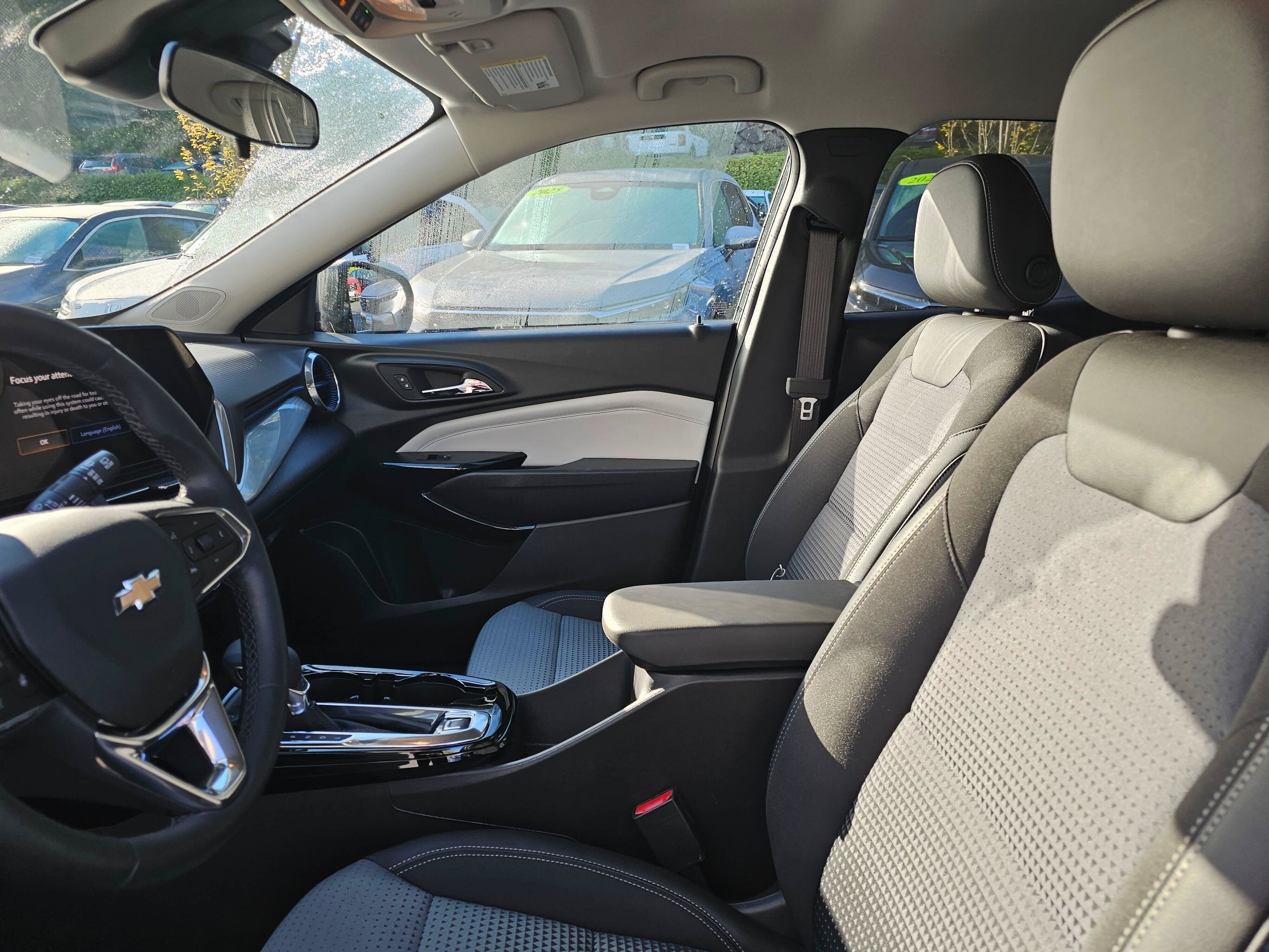 Used 2025 Chevrolet Trax LT w/ LT Convenience Package FWD image 24