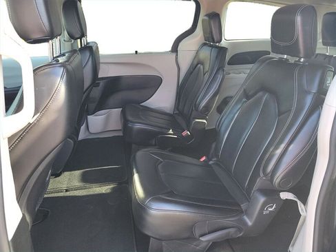 Used 2023 Chrysler Pacifica Touring-L image 11