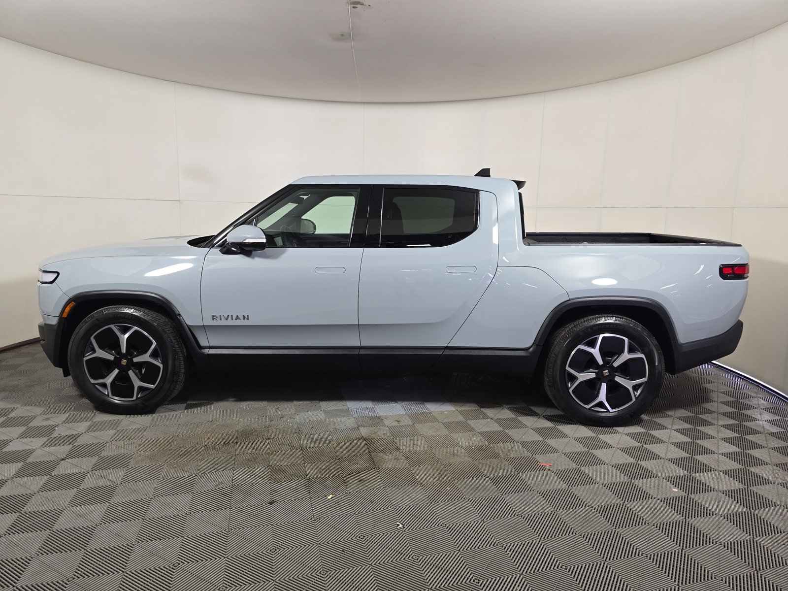 Used 2023 Rivian R1T Adventure Dual AWD/4WD image 2