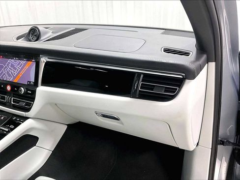 Used 2025 Porsche Macan image 28