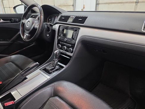 Used 2012 Volkswagen Passat 3.6 SE FWD image 42