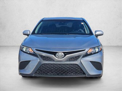 Used 2018 Toyota Camry SE image 2