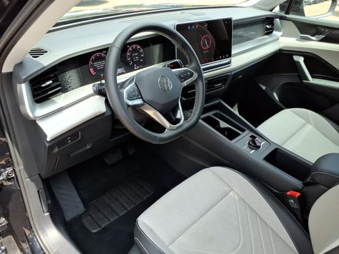 Used 2025 Volkswagen Tiguan SE AWD/4WD image 14