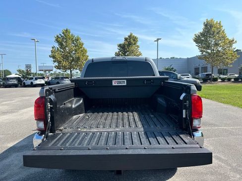 Used 2020 Toyota Tacoma SR5 AWD/4WD image 7