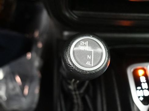 Used 2018 Jeep Wrangler Unlimited Sahara AWD/4WD image 16