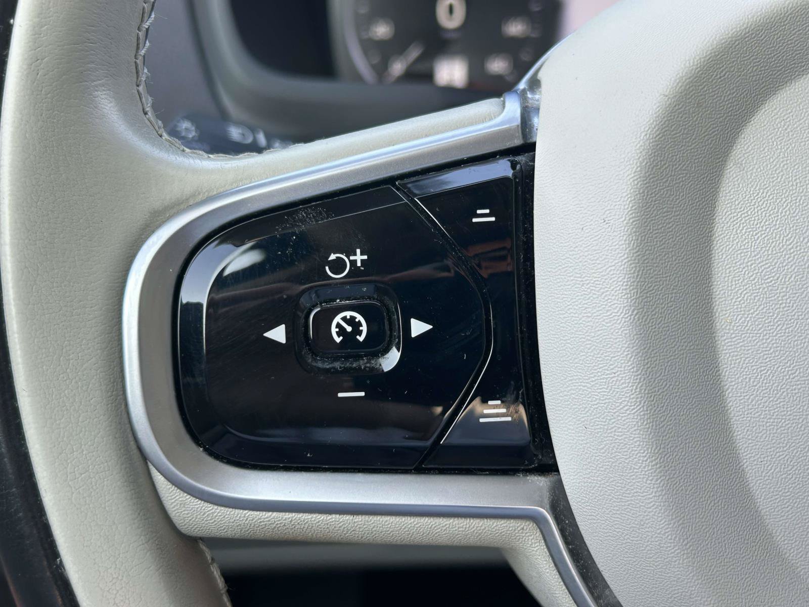 Used 2020 Volvo XC90 T6 Momentum w/ Protection Package Premier AWD/4WD image 27