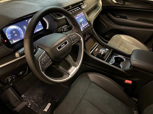 New 2025 Jeep Grand Cherokee Altitude image 9