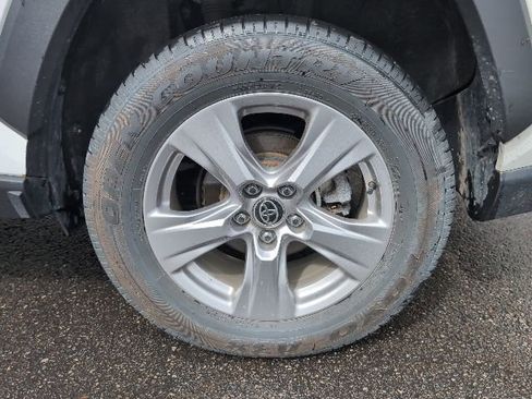 Used 2023 Toyota RAV4 LE AWD/4WD image 11