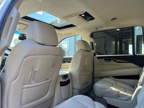 Used 2018 Cadillac Escalade ESV Premium Luxury AWD/4WD image 19