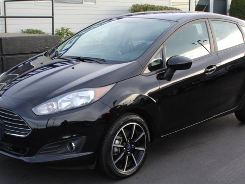 Used 2017 Ford Fiesta SE w/ Equipment Group 201A image 2