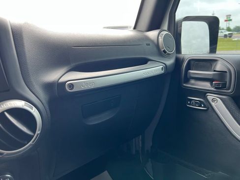 Used 2018 Jeep Wrangler Unlimited Sahara AWD/4WD image 14