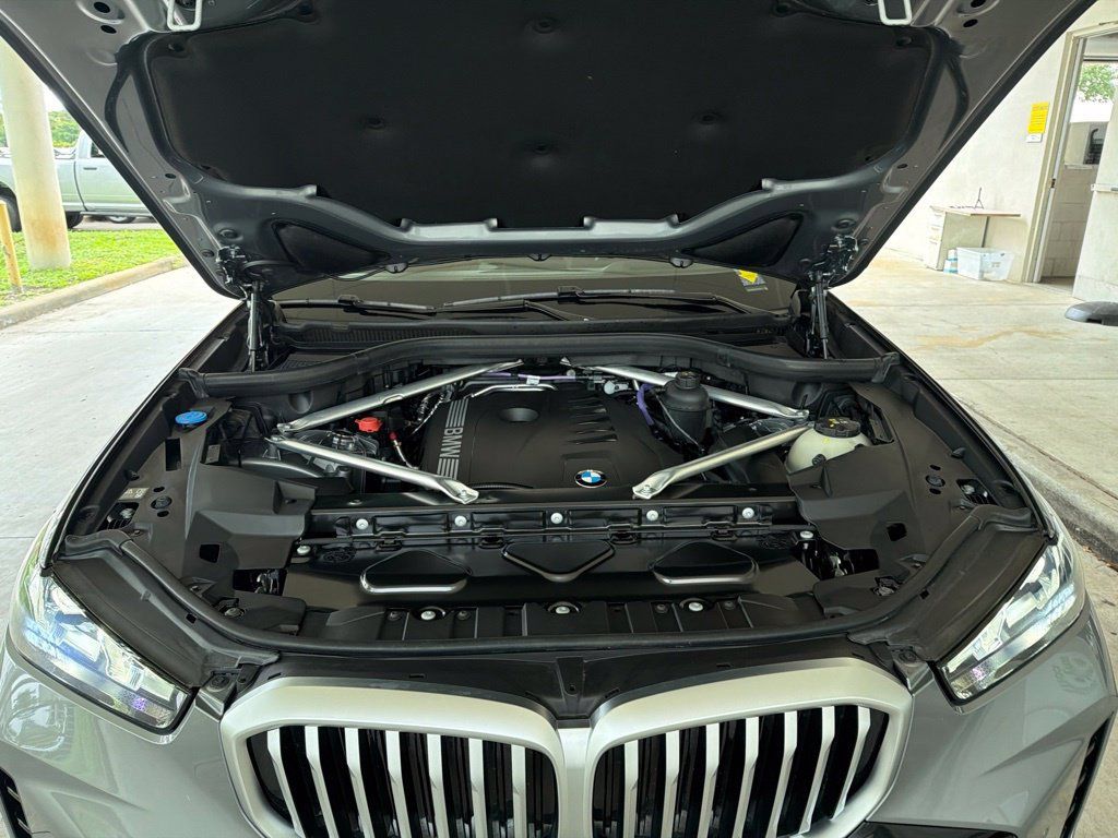 Used 2026 BMW X5 sDrive40i w/ M Sport Package RWD image 12