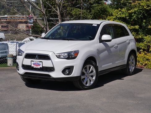 Used 2015 Mitsubishi Outlander Sport ES image 2