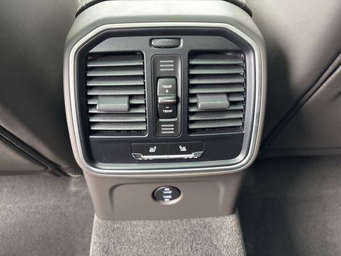 Certified 2025 Porsche Macan image 37